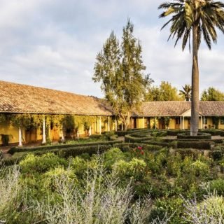 Si buscas un lindo lugar para el fin de semana el hotel La Casona de @mateticvineyards es una opción super interesante. En el podrás recorrer la viña en bicicleta, conocer las bodegas de vino, apreciar su jardín biodinámico y relajarte en la piscina. Su restaurante utiliza productos locales y de su huerta orgánica.♻🌾
Ls invitación está hecha para explorar y recorrer el valle del Rosario con tu familia y amigos. 🚲🍇

La Casona es una construcción colonial cuenta con 10 amplias habitaciones, piscina, un elegante, sofisticado y acogedor living con chimenea, entre otros detalles, que lo convierten en el espacio perfecto para que sus visitantes puedan vivir una experiencia Matetic auténtica y diferente.